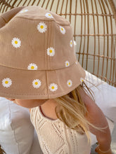 Load image into Gallery viewer, Daisy bucket hat
